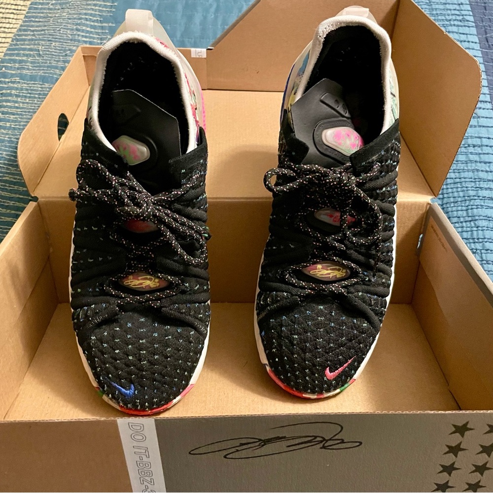 Lebron XVII (GS) shoes - barely worn - Picture 3 of 6